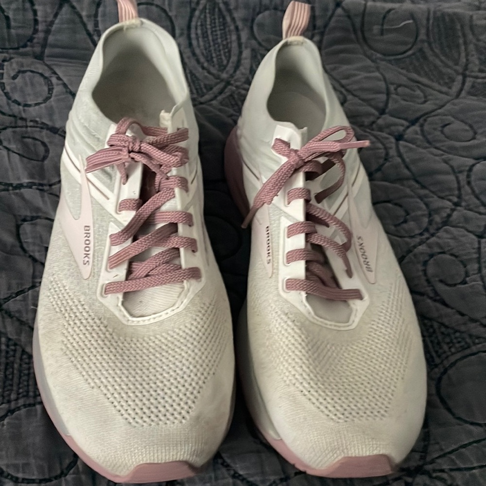 Brooks Ricochet women’s size 11 running shoes